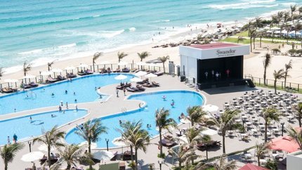 Bể bơi nằm gần biển