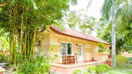 Ban công hướng ra sân vườn thoáng mát