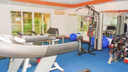Phòng gym với các máy tập hiện đại