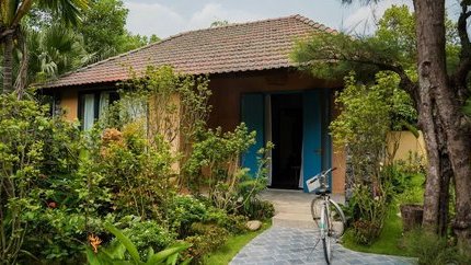 Vườn cây phía ngoài villa