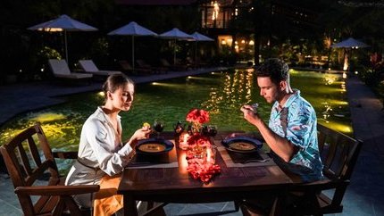 Du khách dùng bữa tối lãng mạn bên ánh nến