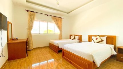 Tiện nghi đầy đủ, phòng có bàn làm việc