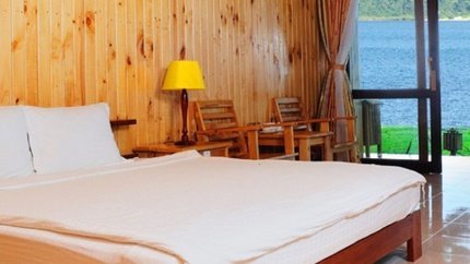 Khung cửa lớn hướng biển