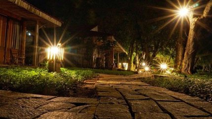 Khung cảnh khách sạn về đêm