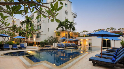 Hồ Bơi Ngoài Trời