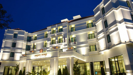 Phía trước khách sạn