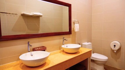 Phòng tắm thiết kế tone vàng cam