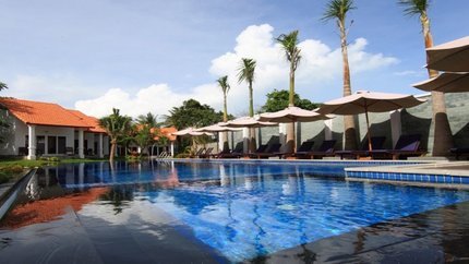 Hồ bơi ngoài trời nước xanh mát