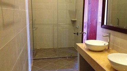 Phòng tắm đứng cùng tone với phòng nghỉ