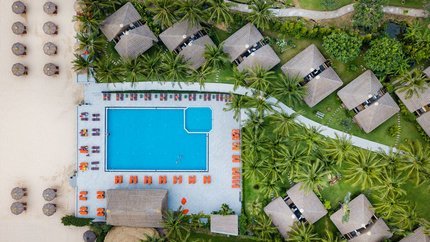 Bể bơi ngoài trời ngay sát biển