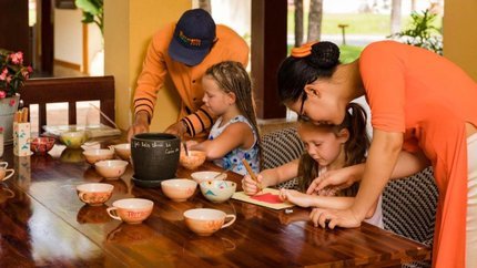 Các em nhỏ tham gia hoạt động giải trí của resort