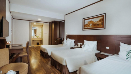 Phòng Deluxe Triple khách sạn Thang Long Opera
