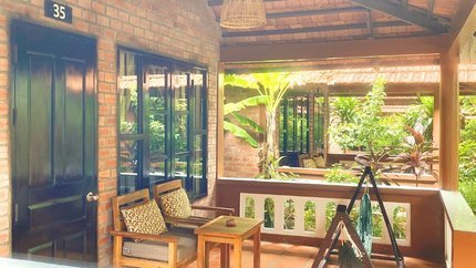 Ban công thoáng đãng với view vườn