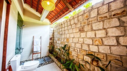 Phòng tắm đứng được thiết kế với không gian thoáng