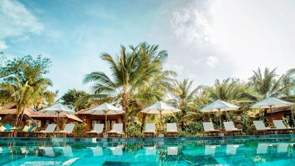 Hồ bơi được đặt trung tâm resort