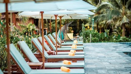 Ghế nằm tại hồ bơi phục vụ khách tắm nắng , thư giãn