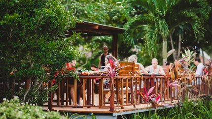 Khách thưởng thức bữa sáng tại bàn