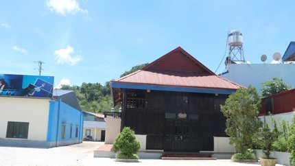 Nhà Sàn Osaka từ bên ngoài