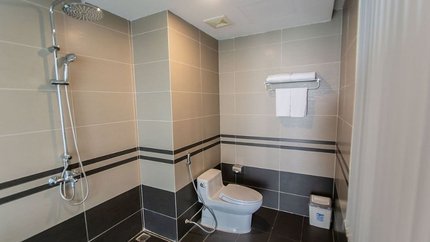 Phòng tắm rộng, sạch sẽ