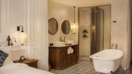 Bồn tắm được đặt cạnh giường
