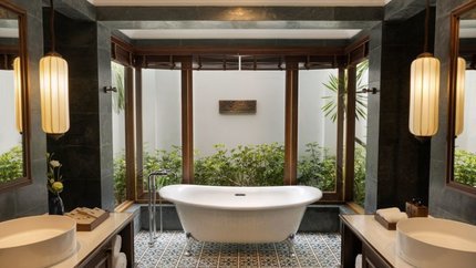 Bồn tắm được đặt cạnh cửa kính