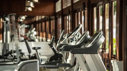 Phòng gym với nhiều máy tập hiện đại