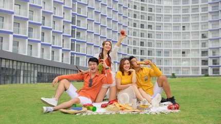 Nhóm bạn vui chơi tại resort