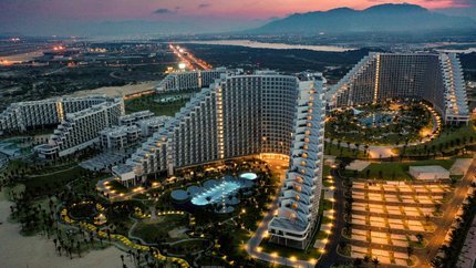 Khung cảnh The Arena Resort lung linh về đêm