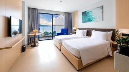 Phòng Deluxe Seaview có ban công rộng hướng biển