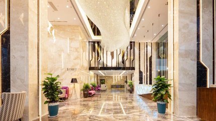 Sảnh khách sạn rộng lớn và sang trọng