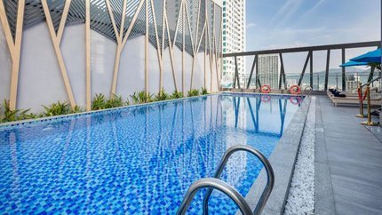 Bể bơi ngoài trời rộng lớn
