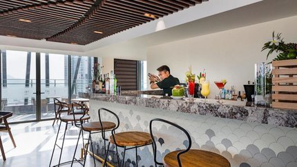 Quầy bar với đa dạng đồ uống