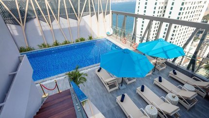 Bể bơi nằm trên sân thượng của tòa nhà
