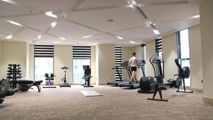 Phòng gym với máy tập hiện đại