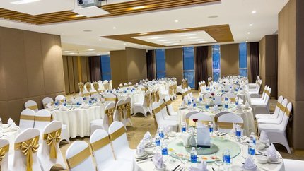 Phòng sự kiện được trang bị đầy đủ âm thanh, ánh sáng