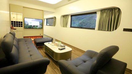 Phòng khách được trang bị sofa sang trọng