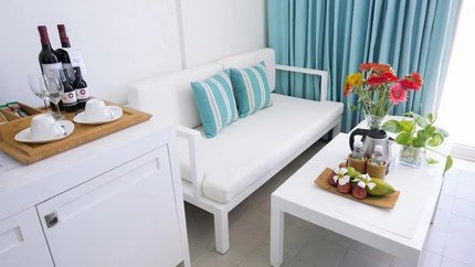 Bàn uống nước được đặt ở góc phòng