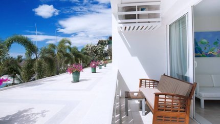 Ban công rông rãi với view hướng ra biển