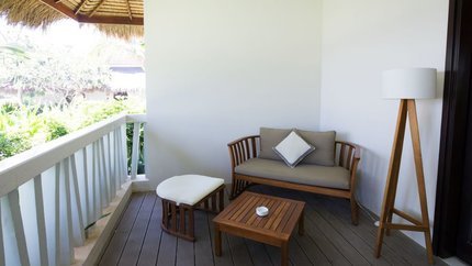 Ban công hướng ra sân vườn