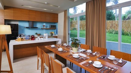 Khu vừa bếp và bàn ăn với view hướng ra sân vườn