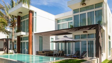 Toàn cảnh căn villa với bể bơi riêng