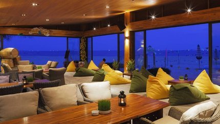Quán bar bên cạnh bãi biển