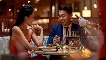Thưởng thức ly rượu vang tại nhà hàng