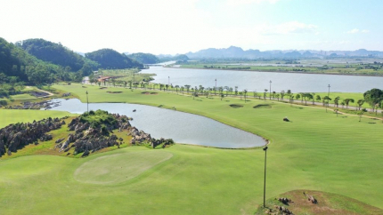 Sân golf tại nghỉ dưỡng The Five Ninh Bình