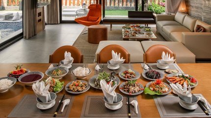 Bữa ăn được bài biện tại villa