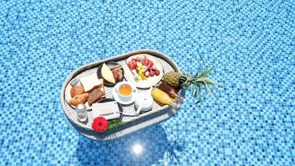 Bữa sáng nổi tại bể bơi