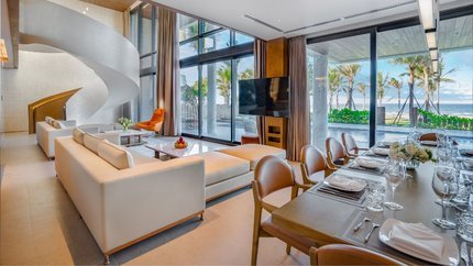 Phòng khách được thiết kế sang trọng