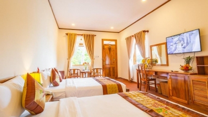 Phòng Triple tại The Garden House Resort 3 sao