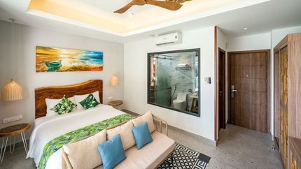 Nội thất đầy đủ, phòng có ghế ngồi
