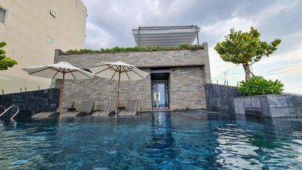 Hồ bơi ngoài trời với view hướng đại dương